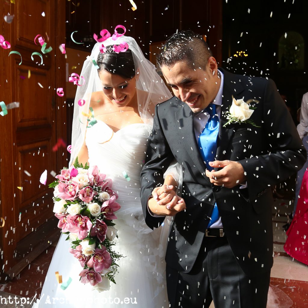 Fotografía de bodas, novios saliendo de iglesia en Valencia, fotógrafo de bodas, Archerphoto