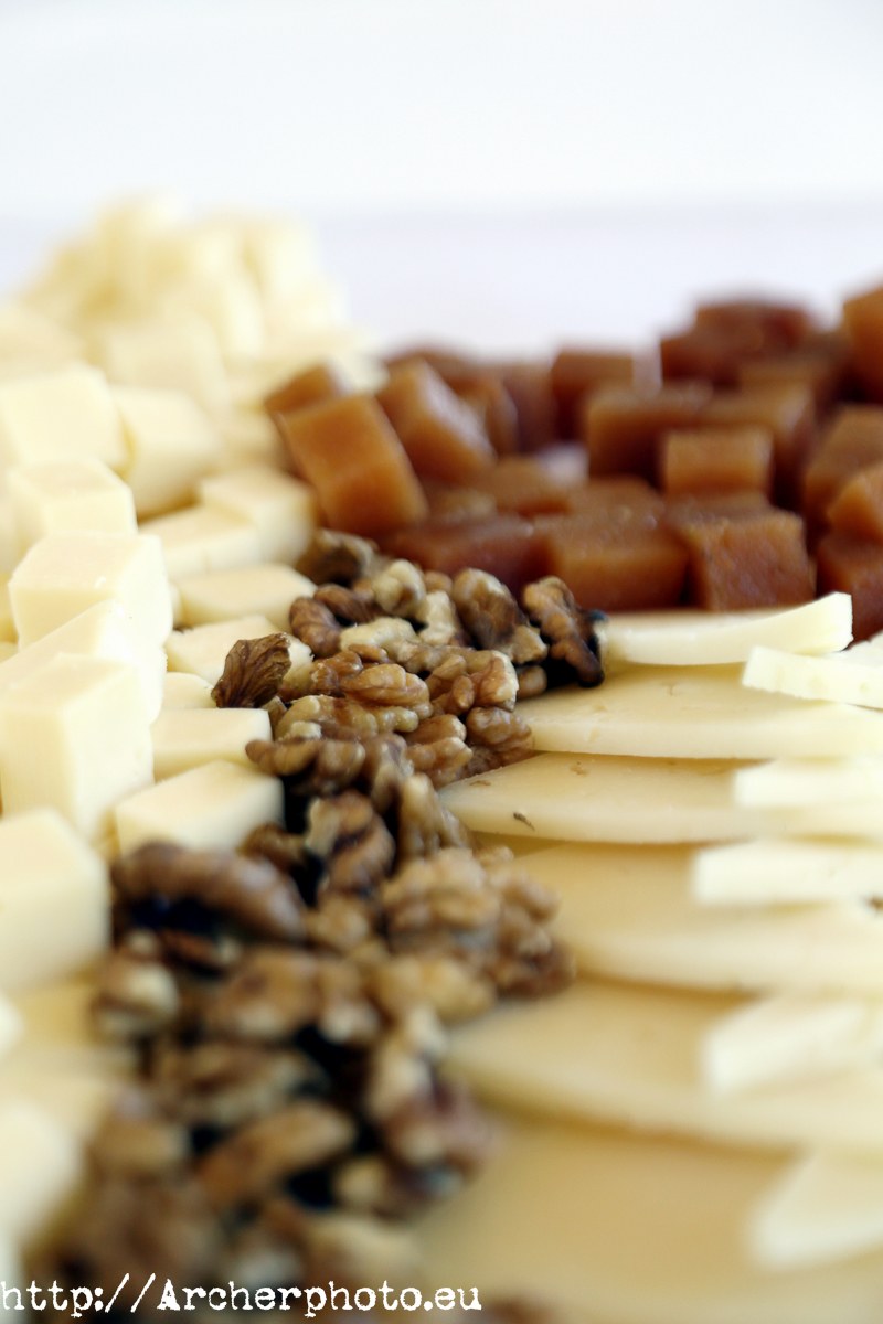 Fotografía de nueces, queso y membrillo, por Archerphoto, fotógrafo profesional