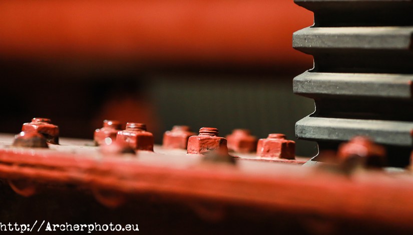 Tuercas y tornillos en rojo, por Sergi Albir, fotógrafo profesional