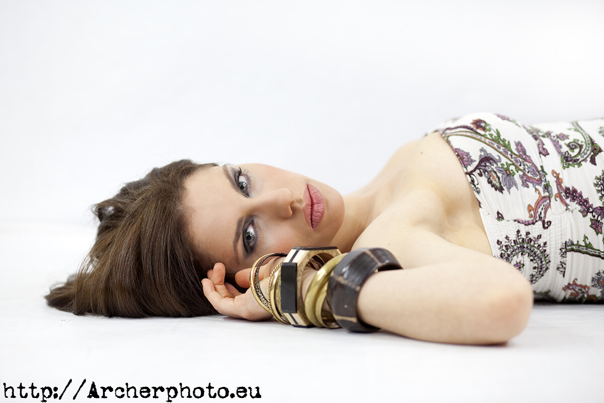 Foto para el artículo "Quiero ser modelo" Alejandra en una sesión de estudio en Valencia